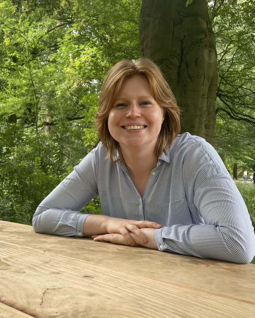 Anna Bosma aan tafel onder een boom