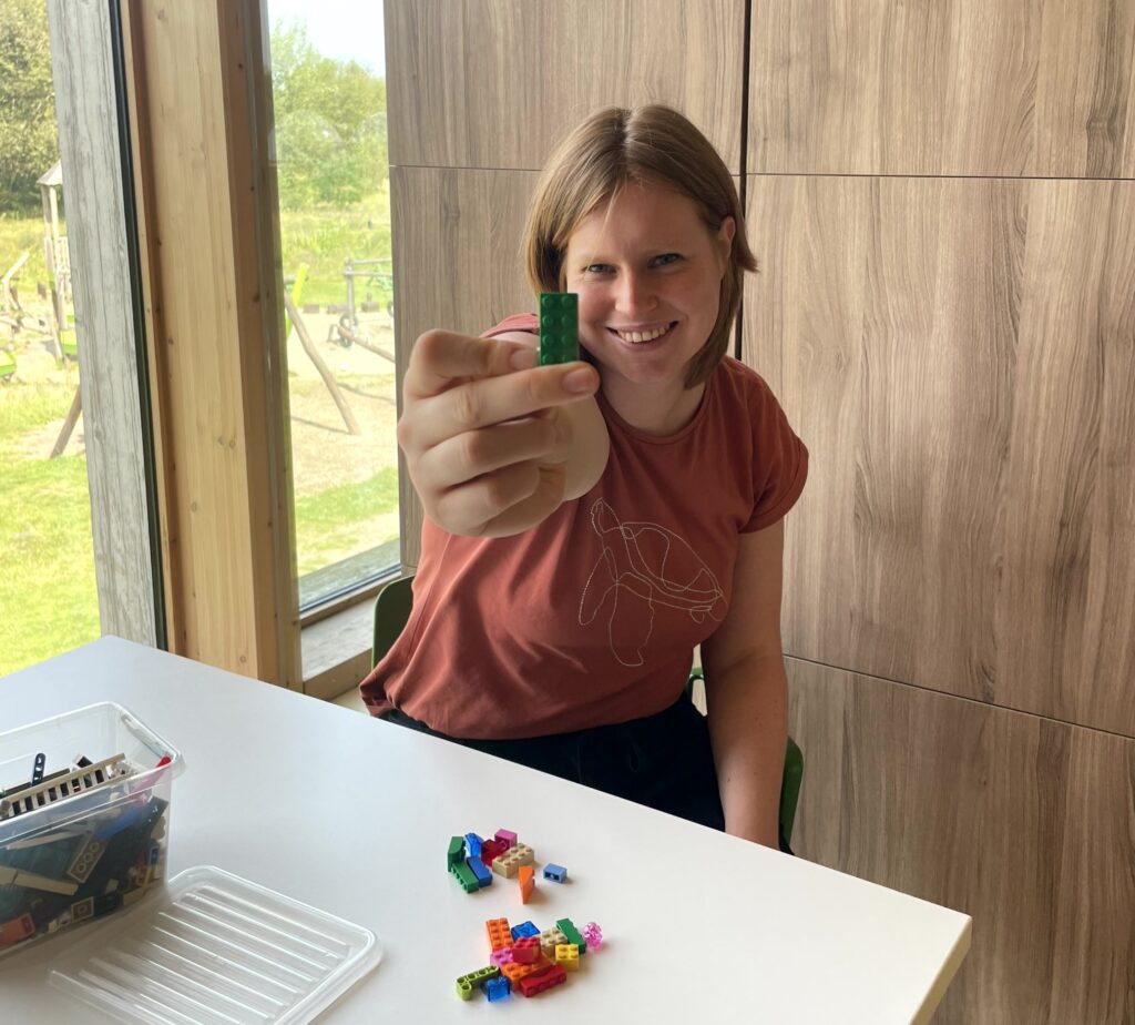 Anna Bosma gecertificeerd LEGO® SERIOUS PLAY® facilitator met LEGO Blokje