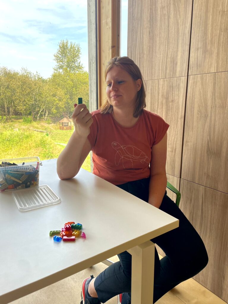 Anna Bosma met LEGO® steentje
