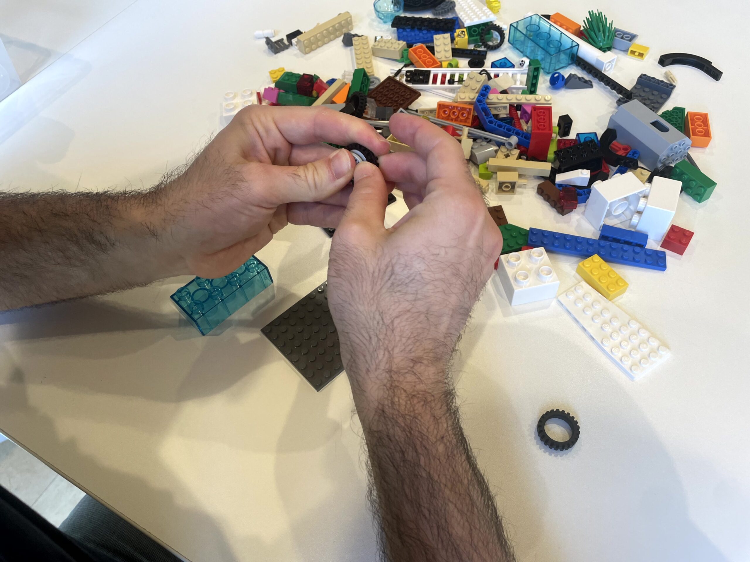 Deelnemer bouwt met LEGO steentjes